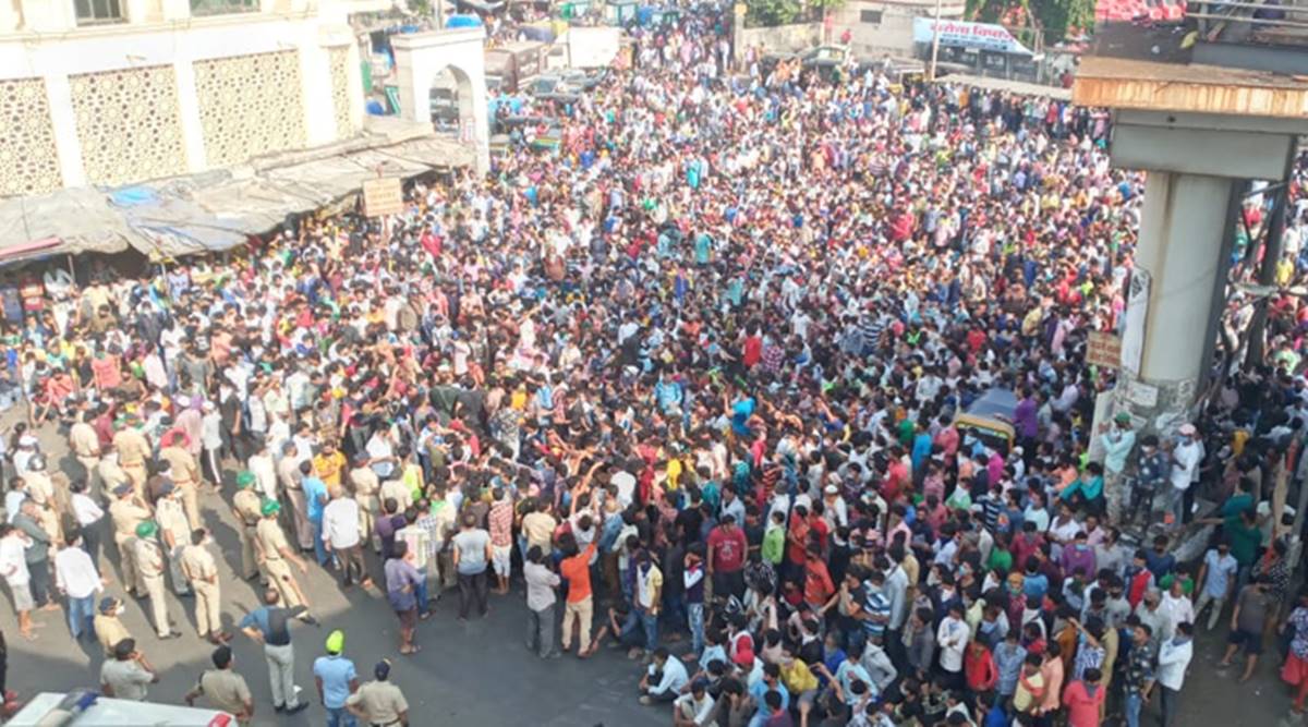 लकडाउनका बीच मुम्बईमा सैकडौं प्रवासी कामदार सडकमा