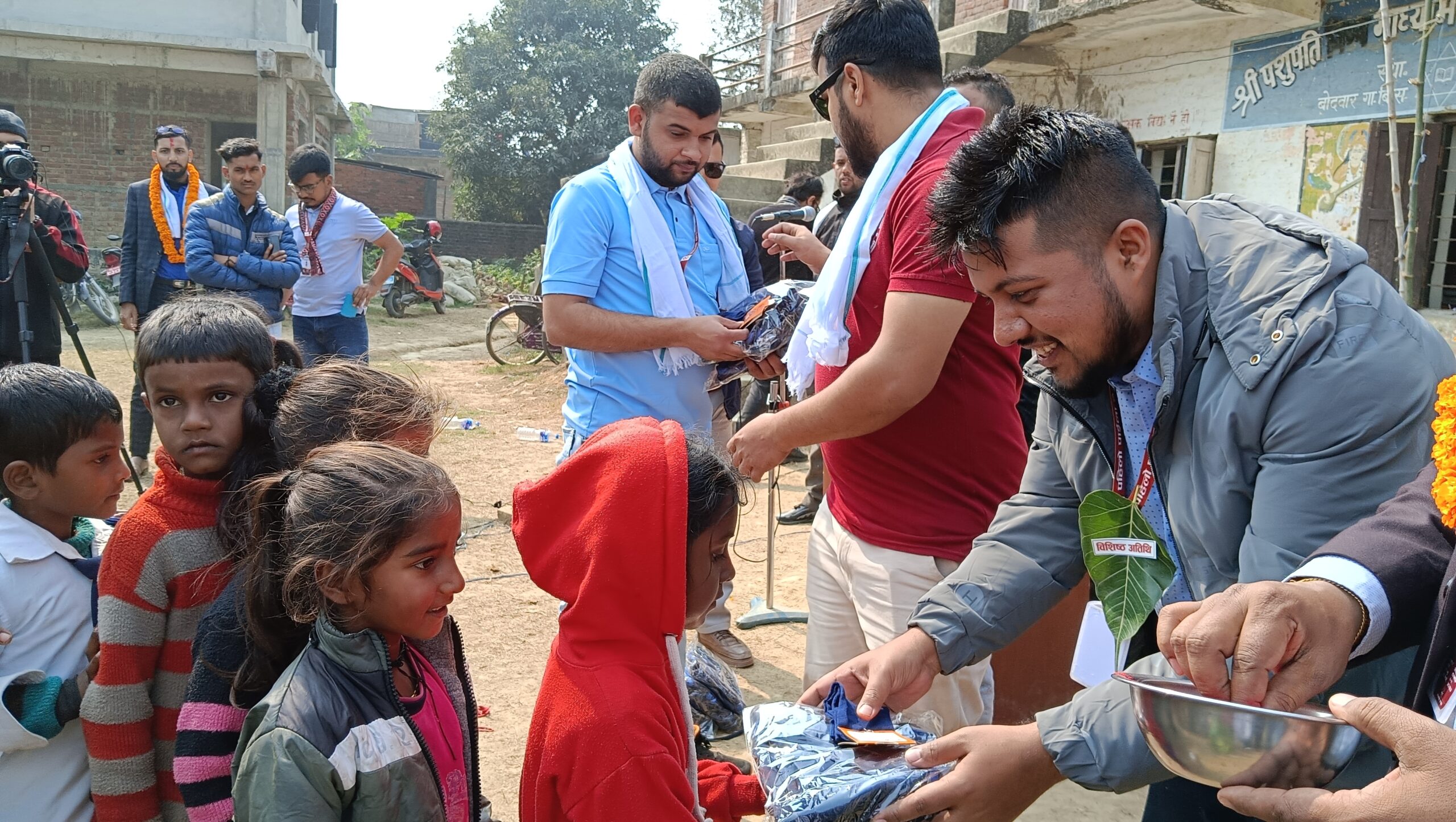 न्यानो लुगा अभावले विपन्न बालबालिकालाई विद्यालय आउनै समस्या