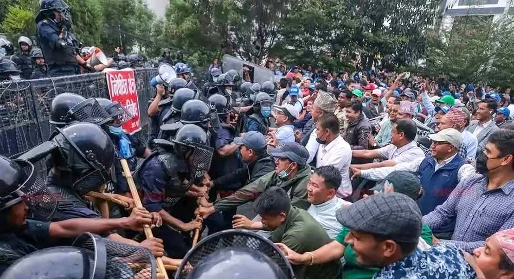 शिक्षक आन्दोलनः अचानक अशान्त, कयाैं घाइते