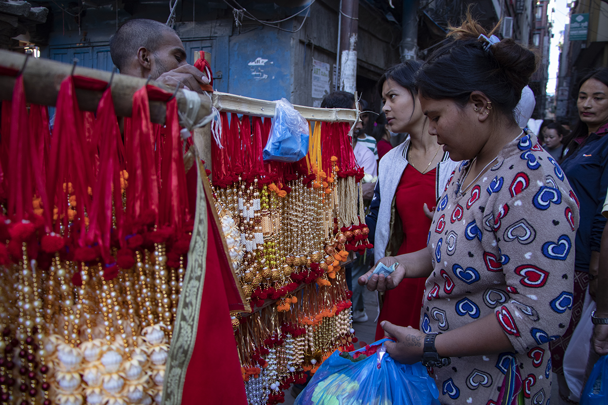 नजिकिँदै तिहारः बजारमा बढ्दै चहलपहल