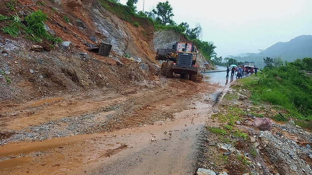 क्षति पुगेका सडकका  पुनर्निर्माणका लागि १२ अर्ब ३८ करोड रुपैयाँ लाग्ने