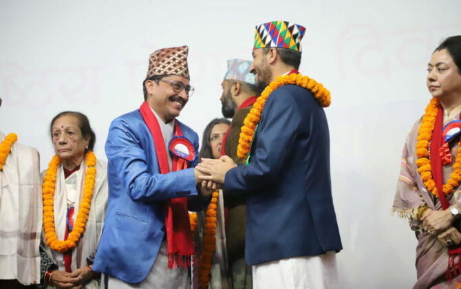 लोकप्रियः गीतकारः लोकराजः अधिकारीः अभिनन्दितः