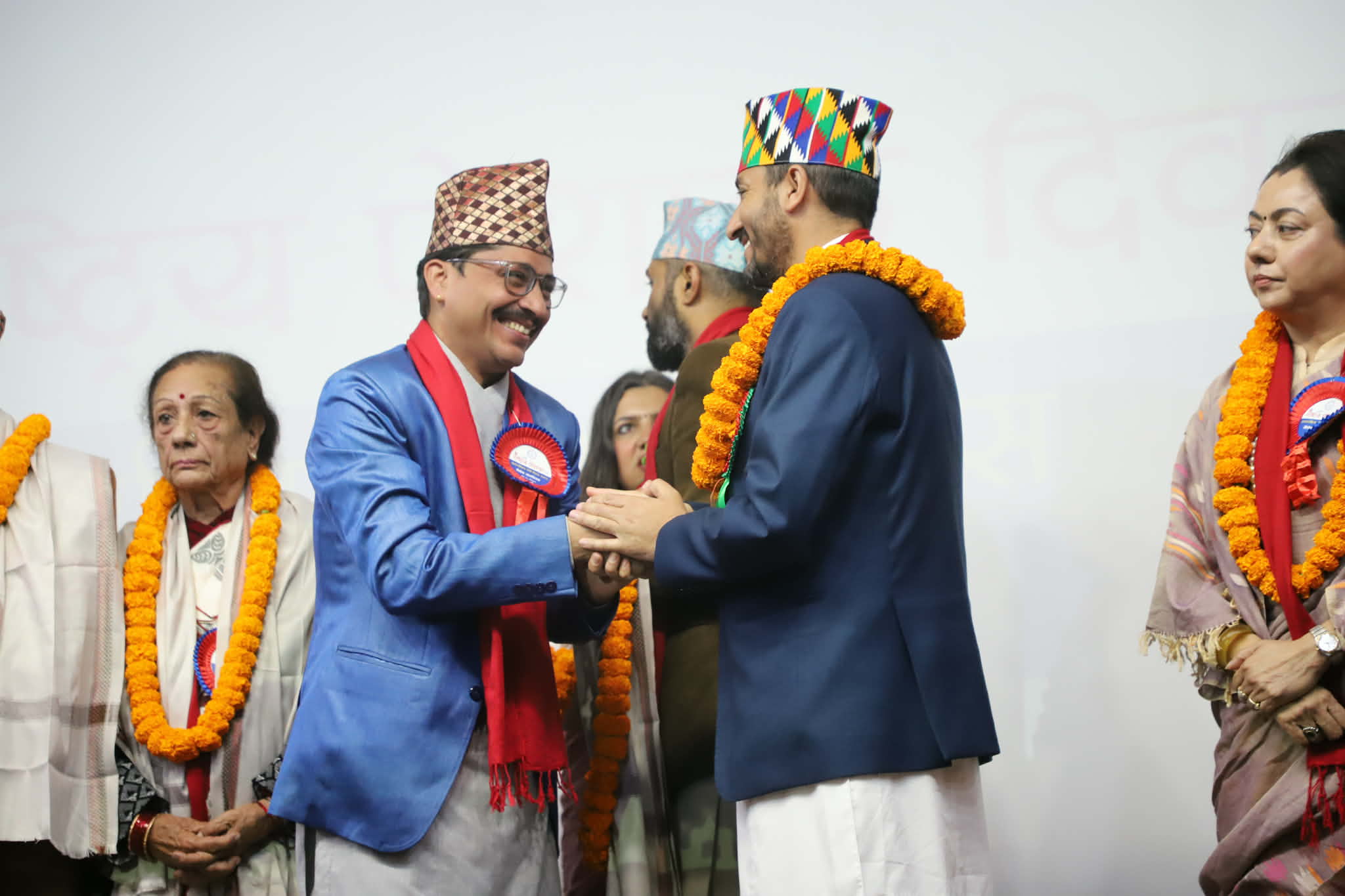 लोकप्रियः गीतकारः लोकराजः अधिकारीः अभिनन्दितः