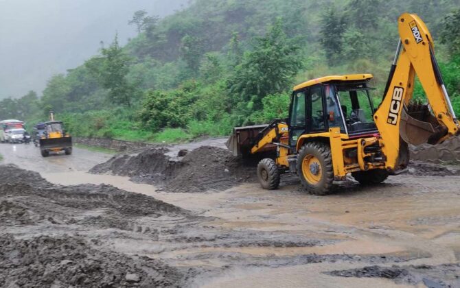 बाढी र पहिरोका कारण जताततै प्रभाव, विपी राजमार्ग अवरुद्ध
