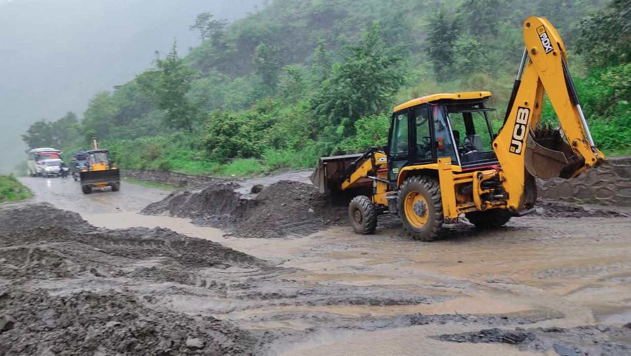 बाढी र पहिरोका कारण जताततै प्रभाव, विपी राजमार्ग अवरुद्ध