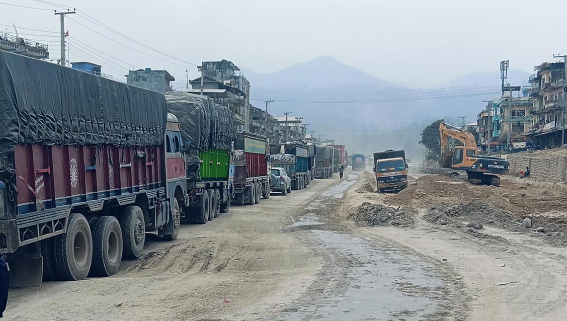 नारायणघाट–बुटबलको दाउन्ने सडकखण्ड ठप्प: यात्रुको बिचल्ली, यातायात अस्तब्यस्त