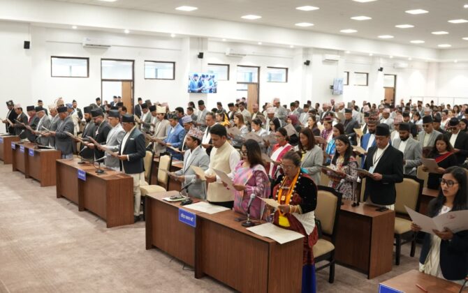 नवनिर्वाचित प्रतिनिधिसभा सदस्यहरुद्वारा शपथ